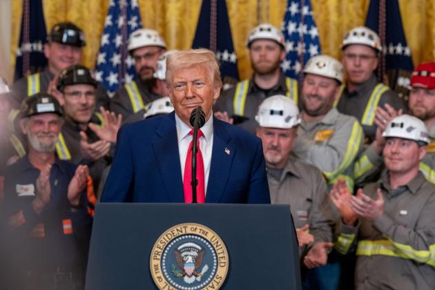 Dazi, Trump: "Prossima settimana nuove tariffe al 25% su semiconduttori", esenzione solo temporanea per smartphone e pc