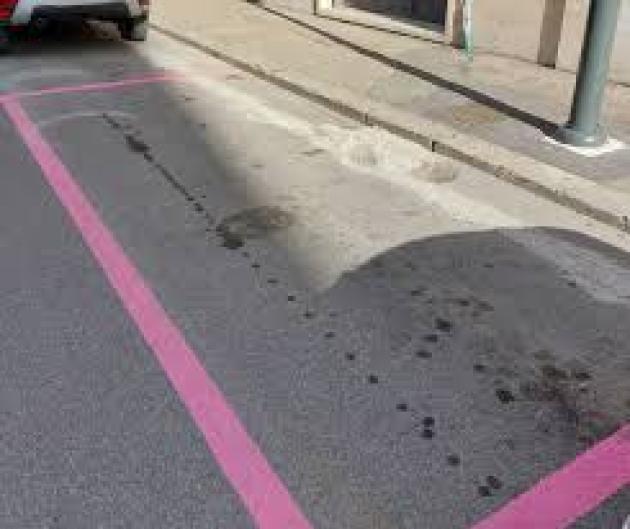 Milano, in arrivo "strisce rosa" per i neo-genitori con bambini sotto i 2 anni, per parcheggiare servirà il pass o multe fino a 344€