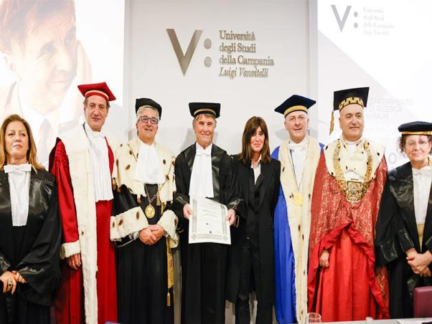 Brunello Cucinelli premiato con il Dottorato di ricerca in Design per il Made in Italy, focalizzato su identità, innovazione e sostenibilità.