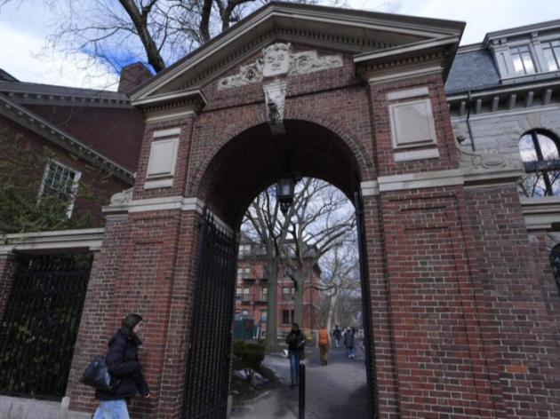 Usa, Trump congela fondi ad Harvard per 2,2 mld$ e 60 mln$ in contratti per rifiuto politiche governative e sostegno a Gaza
