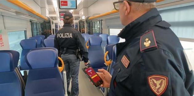 Cesena, capotreno chiede biglietto a 30enne cingalese, lui la insulta e insegue per mesi, l’uomo a processo per stalking e ingiurie