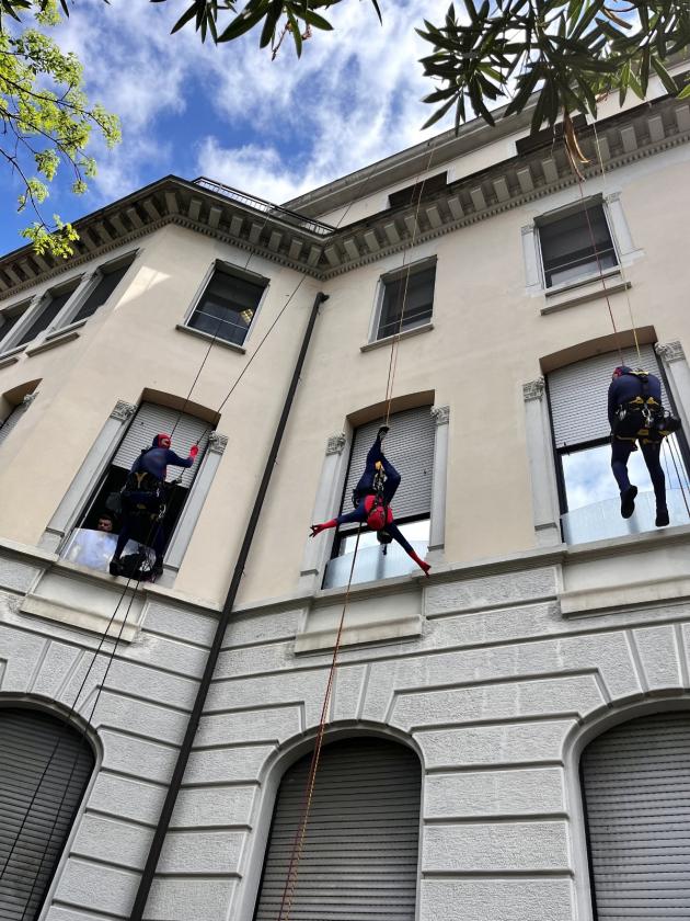 Fondazione De Marchi ETS, cinque supereroi “volanti” consegnano 100 uova di cioccolato ai bambini ricoverati al Policlinico di Milano