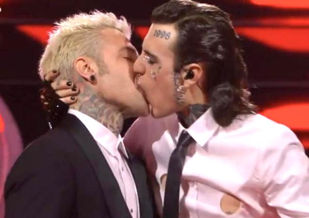 Gossip: Fedez bacia tutti e canta una nuova canzone contro la sua ex. Il contratto Rai di Antonella Clerici é in scadenza e altro ancora