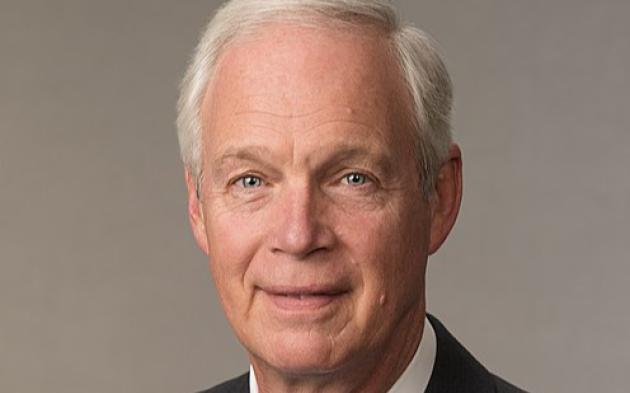 Vaccino Covid, senatore Usa Johnson: "CDC ha distrutto documenti su tasso di aborti spontanei dell'82% in donne incinte vaccinate"