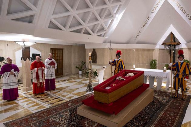 Bergoglio è morto ed è subito partita la beatificazione mediatica: vi mostriamo i punti salienti del suo controverso pontificato
