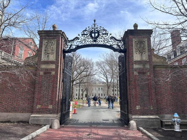Usa, giudice federale di Boston dichiara illegale il blocco di 2,2mld di fondi pubblici a Harvard voluto da Trump: "violato I Emendamento"
