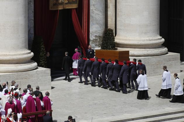 Tra Liberazione, Giubileo e funerali di Francesco abbiamo fatto il pieno di retorica. Ora qualche… soldo per il popolo normale