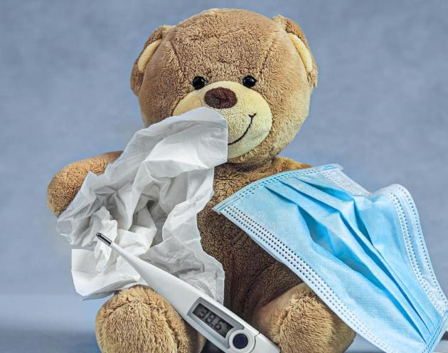 Vaccino Covid, Moderna multata di 44mila £ per "aver attirato bambini" alle sperimentazioni del siero promettendo "teddy bear" e orsacchiotti di peluche