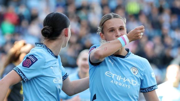 Inghilterra e Scozia, stop a donne trans nei campionati femminili di calcio dopo sentenza Corte Suprema britannica: “Vale il sesso biologico”
