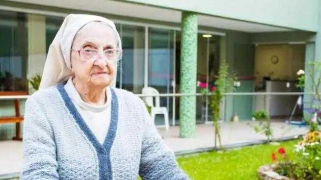 Morta la persona più anziana del mondo, aveva 116 anni ed era una suora brasiliana; a chi passa ora il primato