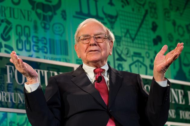 Warren Buffett dà le dimissioni da ceo di Berkshire Hathaway, proposto Greg Abel successore; l'attacco a Trump: "I dazi non devono essere un'arma"