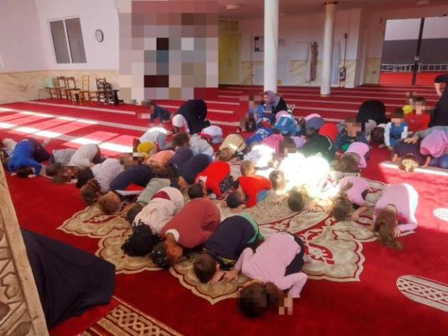 Susegana, bambini dell'asilo cattolico in gita scolastica in moschea e inginocchiati davanti all'Imam, ministero dell'Istruzione chiede approfondimenti