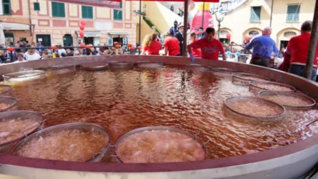 Camogli, da venerdì al via la sagra del pesce, fritture a volontà con fuochi d'artificio, mercatini e falò