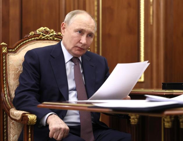 Ucraina, al via i 3 giorni di tregua decisi da Putin, Kiev: “Russia ha bombardato Sumy”, Mosca: “Abbattuti 9 droni ucraini”