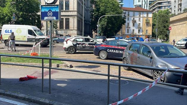 Milano, egiziano accoltellato in piazza Oberdan insieme al suo rottweiler, portato all'ospedale da un passante, si cercano 3 uomini