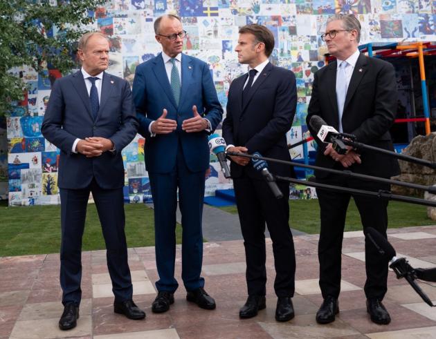 La Meloni non è nella foto con Macron, Starmer e Merz? E perché dovrebbe: per fare la guerra a Putin? Meno male che non ci sia