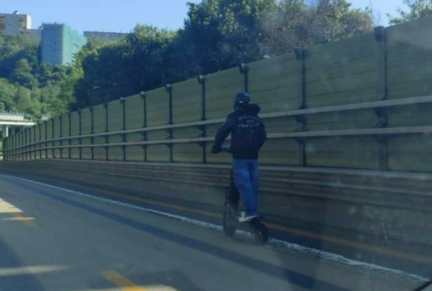 Genova, viaggia indisturbato in autostrada a bordo di un monopattino, mattinata di panico sulla A7 