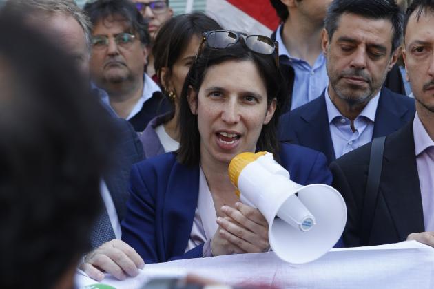 Schlein come il Conte Mascetti: “Serve una legge contro l’omobilesbo transfobia e riconoscimento diritti figli coppie omogenitoriali”