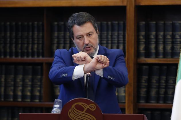 Consiglio d’Europa: “Forze dell’ordine italiane fermano in base a colore della pelle”, Salvini: “Polizia razzista una cazz*ta, come il CdE”