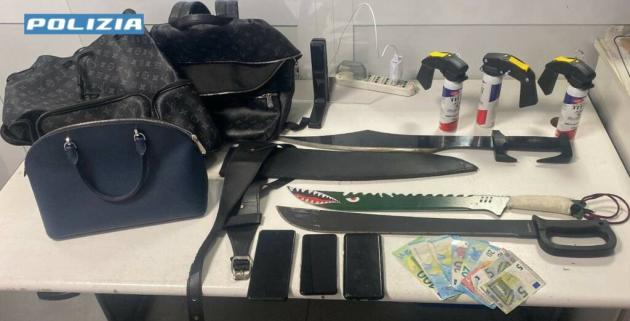Genova, gang specializzata nei furti sui treni finisce nei guai, in albergo un arsenale di sciabole e spray 