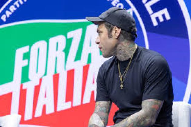 Berlusconi non aveva bisogno della riabilitazione di Fedez, e Forza Italia ha perso un’altra occasione per ricordare cosa pensasse di Zelensky