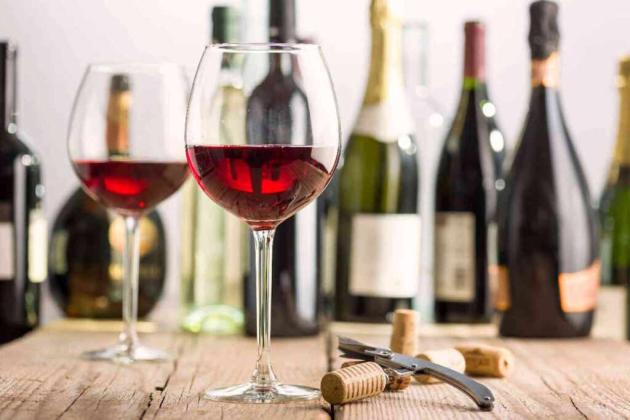 La Spagna cerca diecimila volontari per bere vino ogni giorno per i prossimi quattro anni e capire se fa male