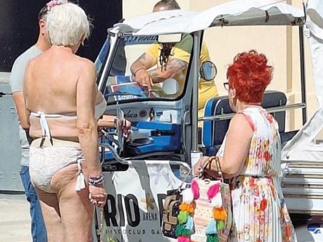 Gallipoli, turista in bikini e tacco 12 per il centro e il sindaco emana subito l'ordinanza sul decoro
