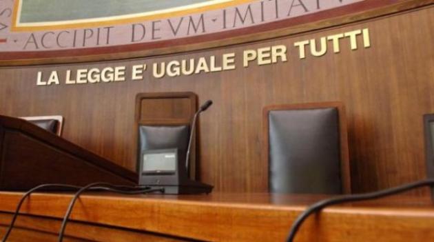 La Spezia, si finge pm per estorcere denaro ai genitori dei minori, trentenne condannata da giudice vero