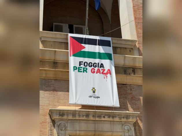"Foggia per Gaza, non vogliamo essere complici dello sterminio della popolazione palestinese", affisso striscione su Palazzo di Città