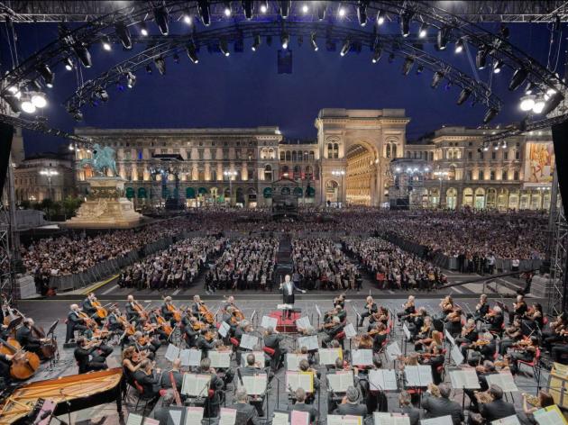Concerto per Milano, stasera 5 giugno la Filarmonica e Riccardo Chailly in Piazza Duomo, un omaggio al cinema 
