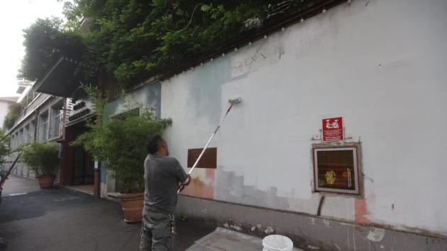 Milano, il Teatro Parenti "vandalizzato" con scritte pro-Gaza: "Israele terrorista", "Con la Palestina fino alla vittoria”