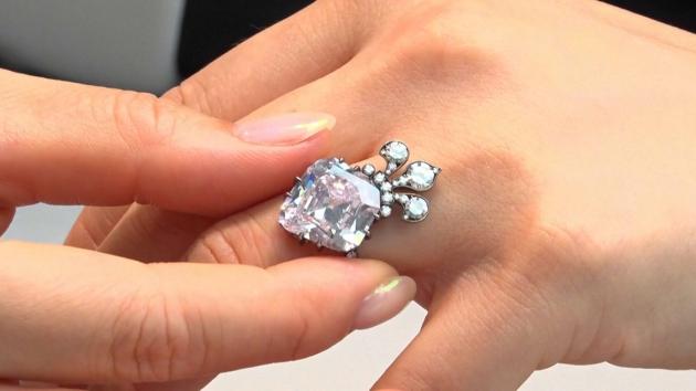 New York, all'asta da Christie's il raro diamante rosa della regina di Francia Maria Antonietta da 5 milioni di dollari