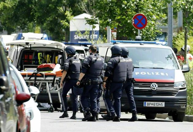 Sparatoria scuola Graz, killer 22enne Arthur A “ha sparato 40 colpi” con una pistola e un fucile da caccia