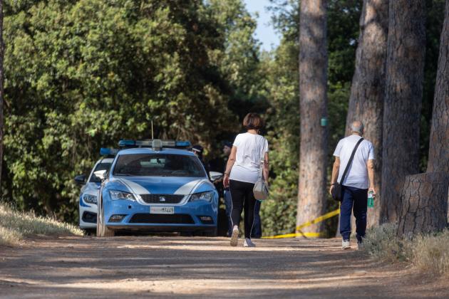 Cadaveri Villa Pamphili, la donna non faceva uso di droghe, vestitino rosa della bimba in un cestino, si cercano tracce del killer