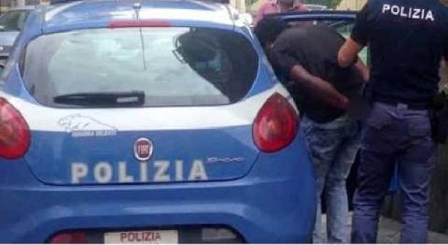 Biella, muratore egiziano 24enne sequestra e stupra donna davanti a figlio di 4 anni: “Ti strangolo se ti ribelli”, arrestato a Milano