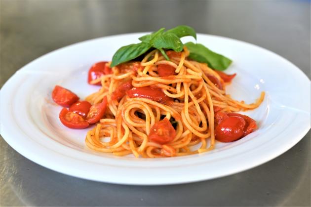 Lago di Como, spaghetti al pomodoro a 45 euro e scoppia la polemica sui social