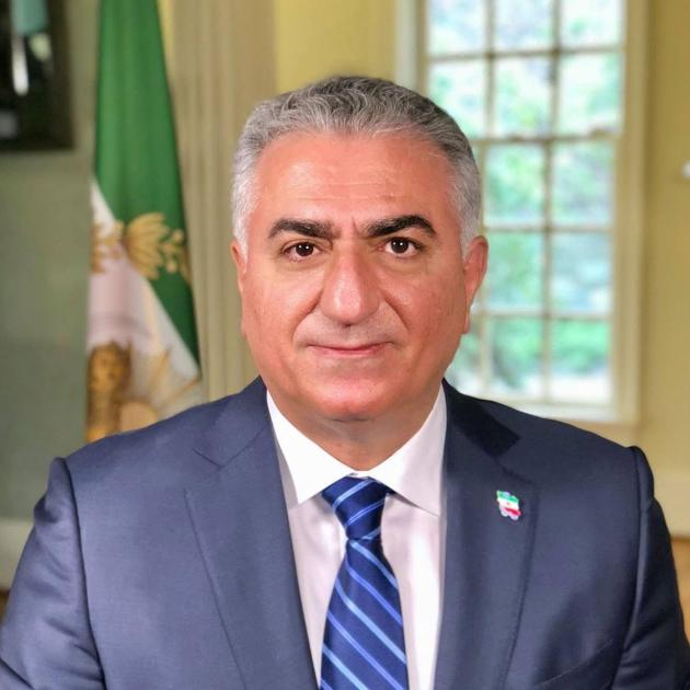 Iran, Khamenei nascosto in un bunker a Teheran, Reza Ciro Pahlavi II si candida a guidare il Paese: “Pronto ad agire, vi libererò dal regime”