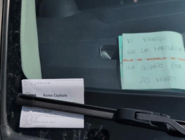 Roma, studente parcheggia su strisce blu senza pagare e lascia biglietto ai vigili: "Vi prego, ho la Maturità, ho girato per 20 minuti", multato lo stesso