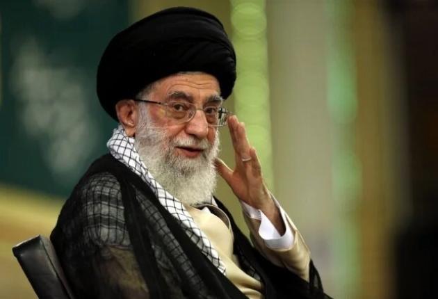 Guerra Israele-Iran, Idf: “Teheran usa bombe a grappolo”, Khamenei deride gli Usa: “Chiuderò Stretto Hormuz, Trump un fesso”
