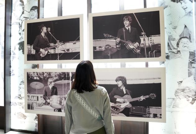 Gallerie d’Italia di Intesa Sanpaolo, mostra dedicata al concerto dei Beatles a Milano nel 1965; 60 anni di storia e cambiamento culturale 