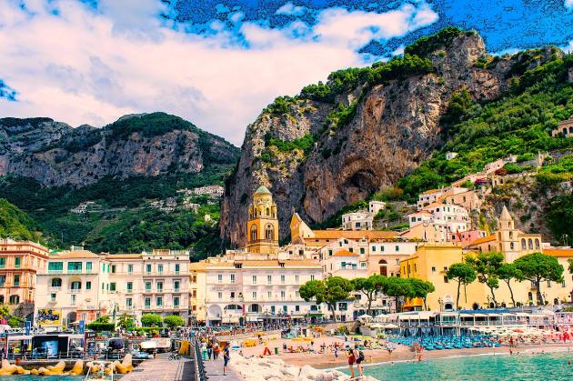 Costiera Amalfitana, è qui il paradiso? Potete giurarci! Soprattutto in estate, quando fioccano tanti appuntamenti magici tra mare, fiori e…”pezze” 