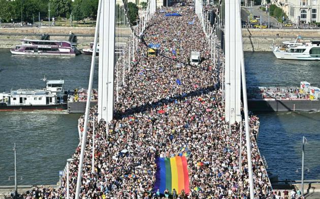 Gay pride Budapest, Orban contro Ue e 200mila partecipanti: “Spettacolo ripugnante e vergognoso, a Bruxelles politici fantoccio”