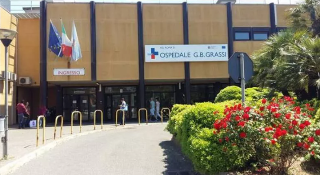 Ostia, 40enne brasiliano trovato ferito in un carrello della spesa, sul corpo segni di torture, al collo cartello con la scritta "infame"