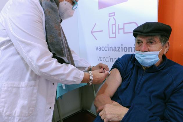 Effetti avversi da vaccino Covid AstraZeneca, accertata correlazione per un 75enne, sindrome di Guillain-Barré dopo dosi, indennizzo da 6400€ al mese