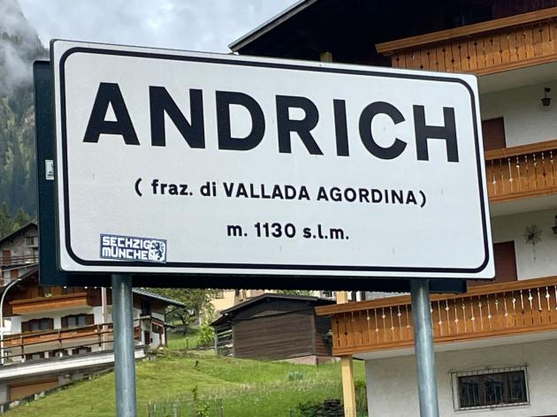 Belluno, cartello frazione Andrich rubato dai tifosi del Bayer Leverkusen, in squadra calciatore omonimo, lettera anonima: “400€ per ricomprarlo” 