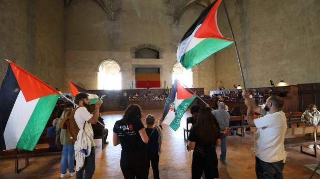 Anche Napoli rompe i rapporti con Israele, consiglio comunale: “Assistenza e ricostruzione a Gaza, ora tocca alla Campania”
