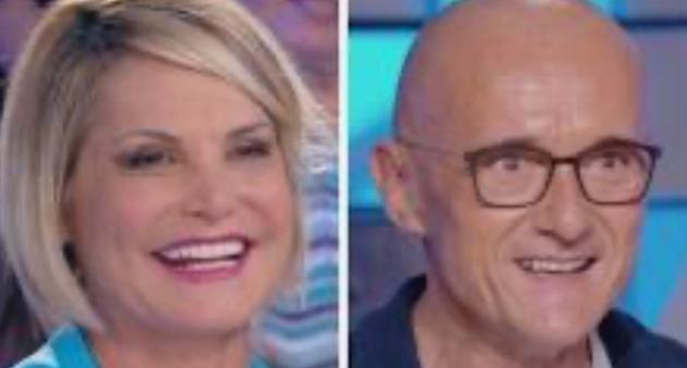 Busta Choc Gold: Simona Ventura sarà ufficialmente la conduttrice di “mezzo” Grande Fratello bio”  2025”, dopo essere stata opinionista dell’Isola dei Famosi. Alfonso Signorini torna  con il Grande Fr