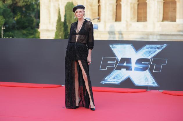 Charlize Theron e il sesso a 49 anni: "Ho appena sco**to con un 26enne, fantastico, no a incontri con dating app, mi si chiude la vagina"