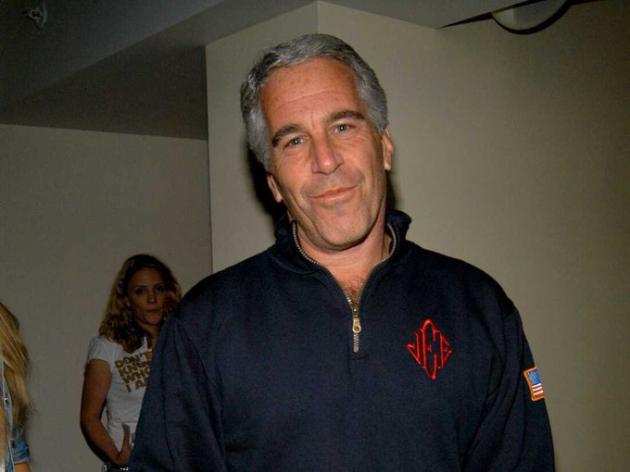 Caso Epstein, per Fbi nessuna prova di ricatti sessuali: “Jeffrey non aveva lista di clienti potenti da estorcere, si è suicidato”