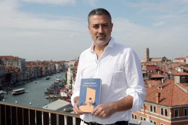 Il vincitore del Premio Strega, Andrea Bajani, mette in guardia dal patriarcato: la solita narrazione politicamente corretta